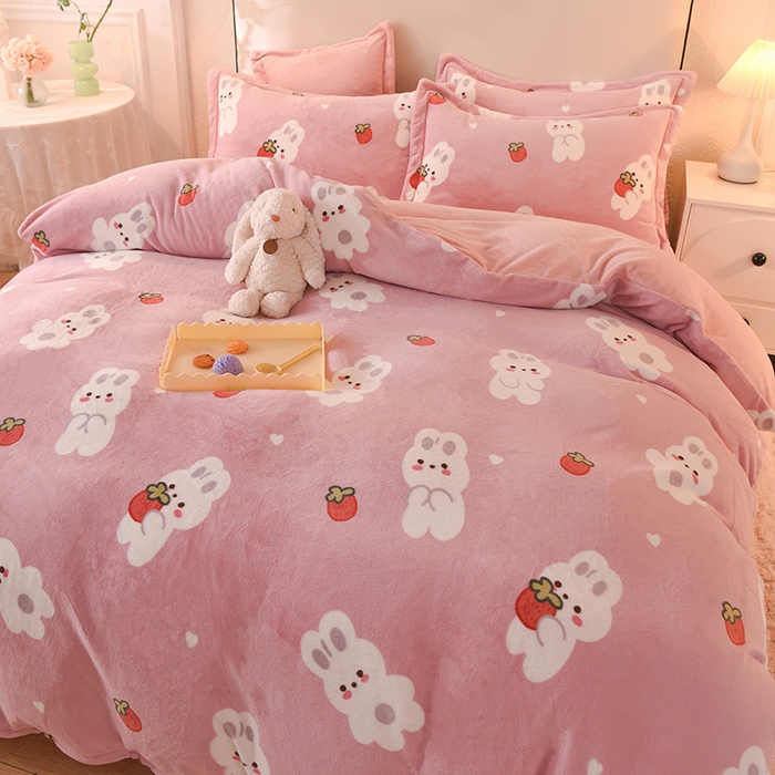 91家纺网 家纺一手货源 找家纺 简如 2025新款冰岛臻绵绒印花系列单被套牛奶绒单被套 草莓兔-苏桃粉