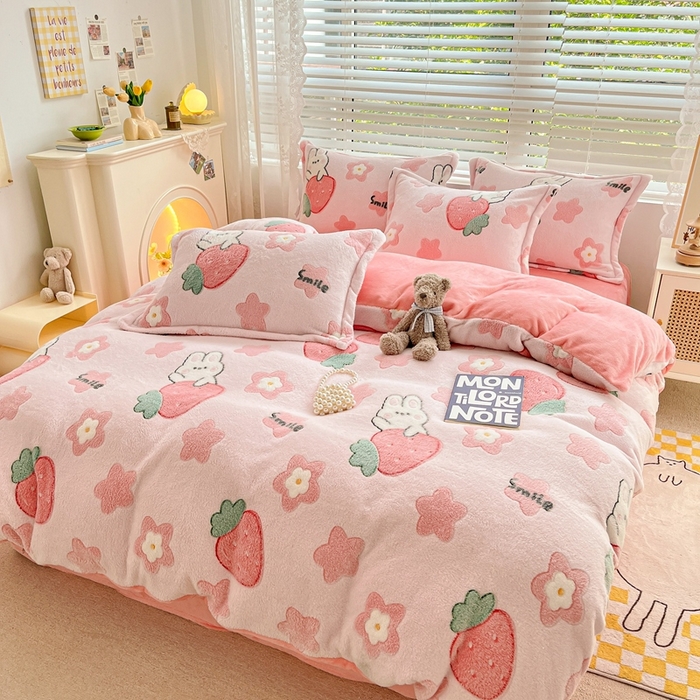 91家纺网 家纺一手货源 找家纺 苏拉家居 2023新款5D雕花雪花绒四件套 草莓兔