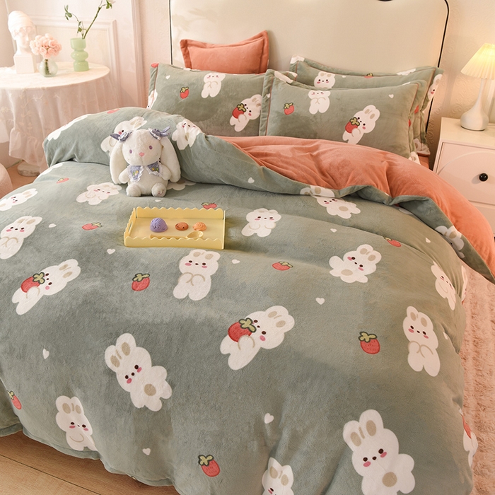 91家纺网 家纺一手货源 找家纺 2025新款冰岛臻棉绒印花系列牛奶绒小号三件套 草莓兔-绿