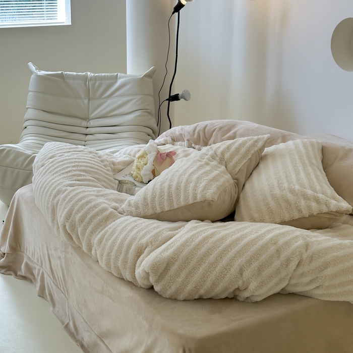 91家纺网 家纺一手货源 找家纺 玛奇朵 2023新款秋冬新品色织泰兔绒系列四件套 泰兔绒-条纹米白