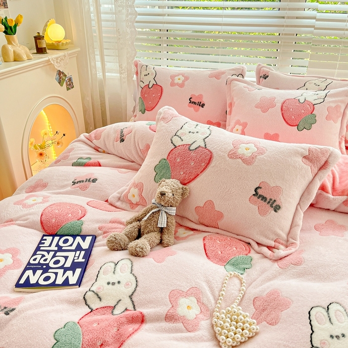 91家纺网 家纺一手货源 找家纺 苏拉家居 2023新款5D雕花雪花绒四件套 草莓兔