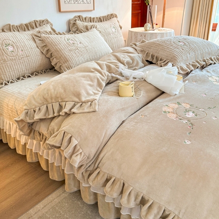 宜凡家纺 2023新款高克重牛奶绒绣花夹棉床盖四件套 镜花园-兔浅棕