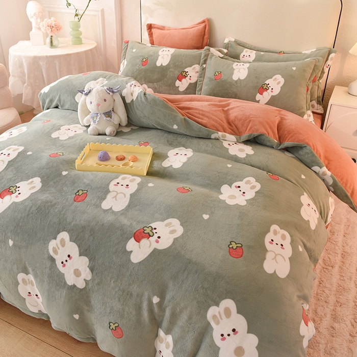 91家纺网 家纺一手货源 找家纺 2025新款冰岛臻棉绒印花系列牛奶绒小号三件套 草莓兔-绿
