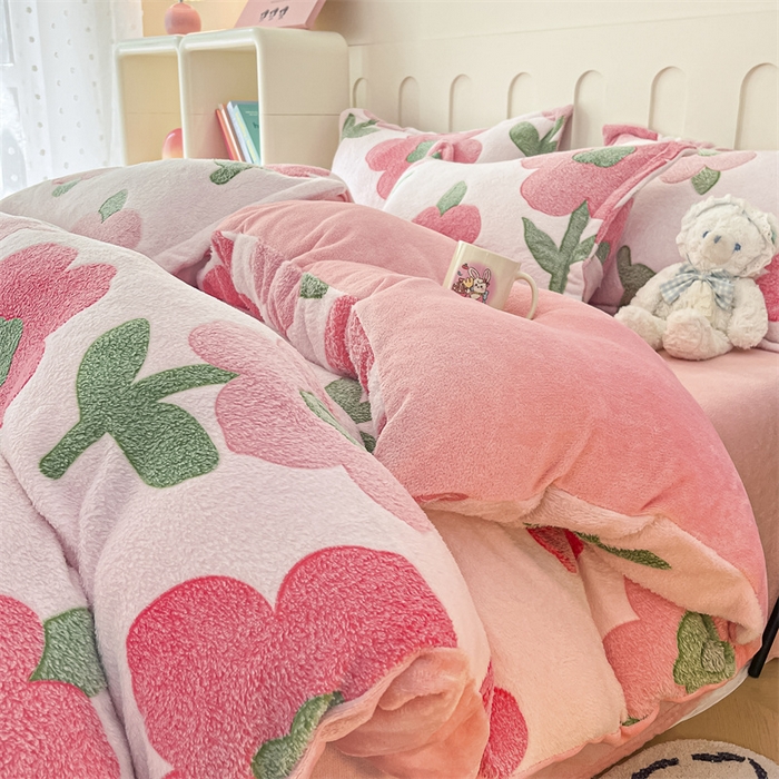 91家纺网 家纺一手货源 找家纺 苏拉家居 2023新款5D雕花雪花绒四件套 花轻柔