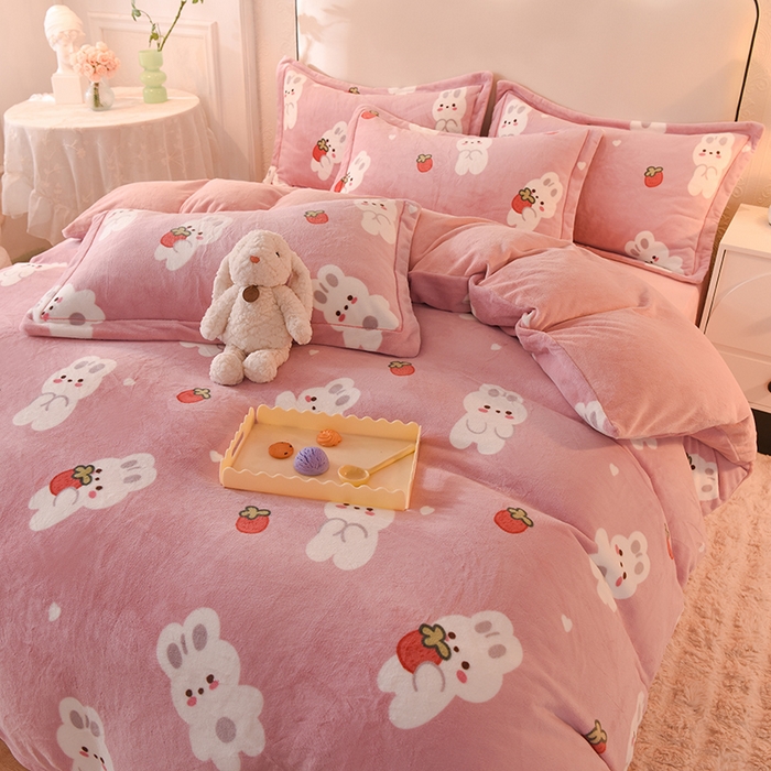 91家纺网 家纺一手货源 找家纺 简如 2025新款冰岛臻绵绒印花系列单被套牛奶绒单被套 草莓兔-苏桃粉