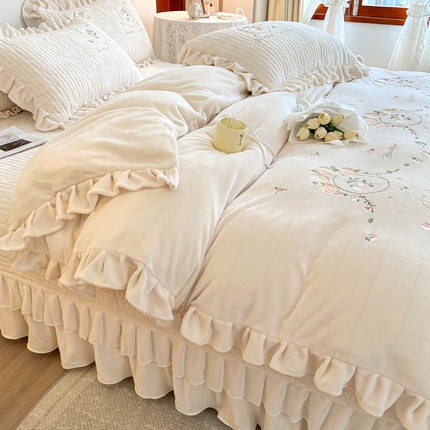 宜凡家纺 2023新款高克重牛奶绒绣花夹棉床盖四件套 镜花园-奶油白