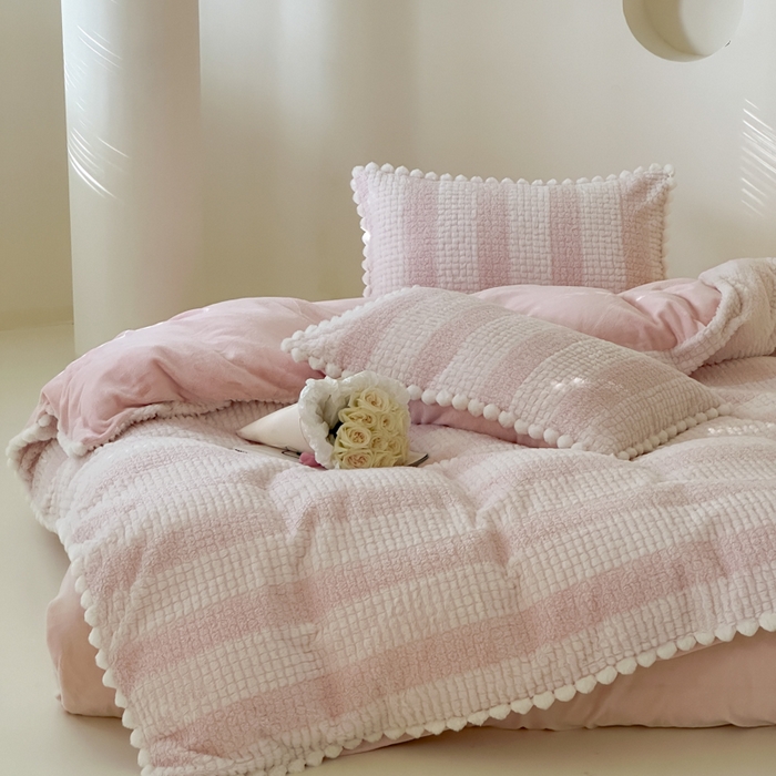 91家纺网 家纺一手货源 找家纺 玛奇朵 2023新款秋冬新品泰兔绒提花-朵以系列四件套 朵以-粉