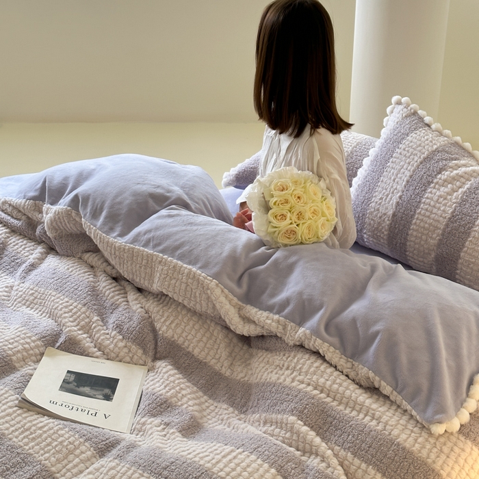 91家纺网 家纺一手货源 找家纺 玛奇朵 2023新款秋冬新品泰兔绒提花-朵以系列四件套 朵以-紫