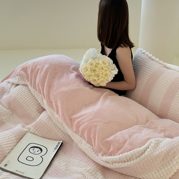 91家纺网 家纺一手货源 找家纺 玛奇朵 2023新款秋冬新品泰兔绒提花-朵以系列四件套 朵以-粉