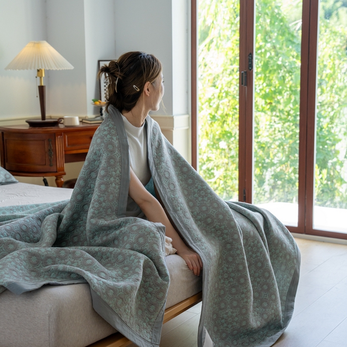 91家纺网 家纺一手货源 找家纺 棠薇 2023新款秋冬全棉三层纱床盖多功能纱布毯 太阳神湖灰