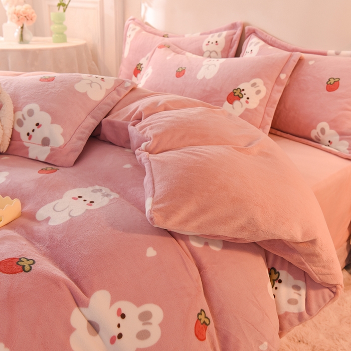 91家纺网 家纺一手货源 找家纺 简如 2025新款冰岛臻绵绒印花系列单被套牛奶绒单被套 草莓兔-苏桃粉
