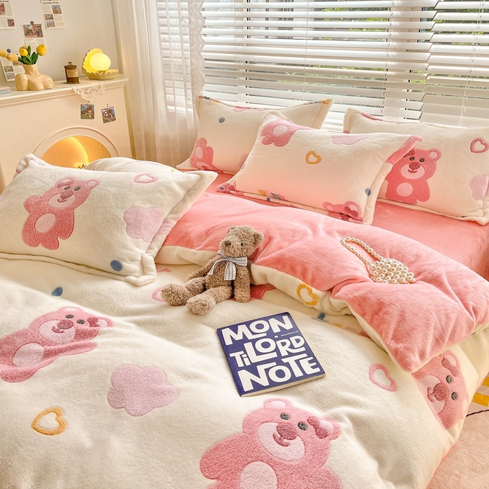 91家纺网 家纺一手货源 找家纺 苏拉家居 2023新款5D雕花雪花绒四件套 草莓熊