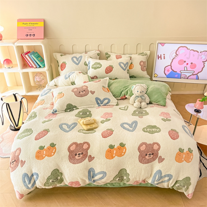 91家纺网 家纺一手货源 找家纺 苏拉家居 2023新款5D雕花雪花绒四件套 水果小熊