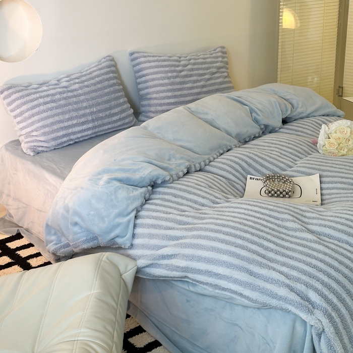 91家纺网 家纺一手货源 找家纺 玛奇朵 2023新款秋冬新品色织泰兔绒系列四件套 泰兔绒-条纹蓝