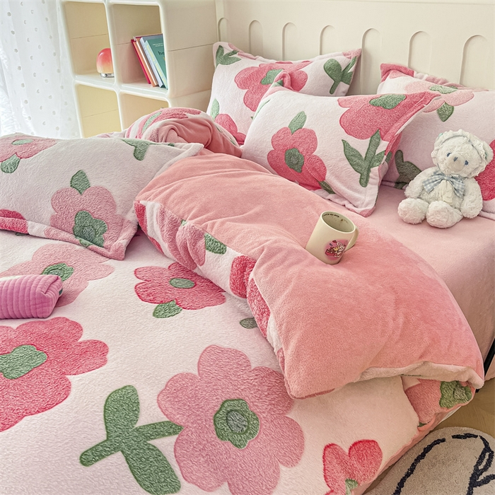 91家纺网 家纺一手货源 找家纺 苏拉家居 2023新款5D雕花雪花绒四件套 花轻柔