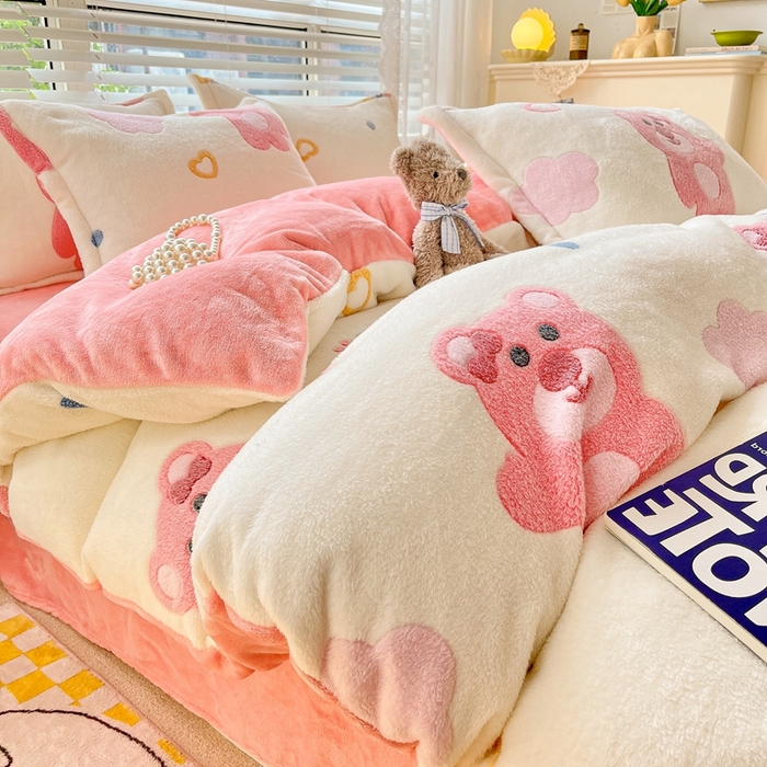 91家纺网 家纺一手货源 找家纺 苏拉家居 2023新款5D雕花雪花绒四件套 草莓熊