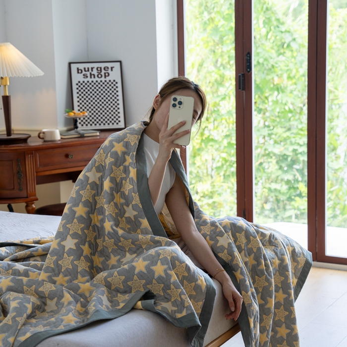 91家纺网 家纺一手货源 找家纺 棠薇 2023新款秋冬全棉三层纱床盖多功能纱布毯 星星灰黄