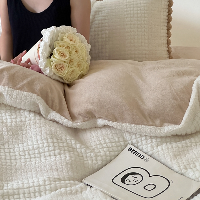 91家纺网 家纺一手货源 找家纺 玛奇朵 2023新款秋冬新品泰兔绒提花-朵以系列四件套 朵以-白