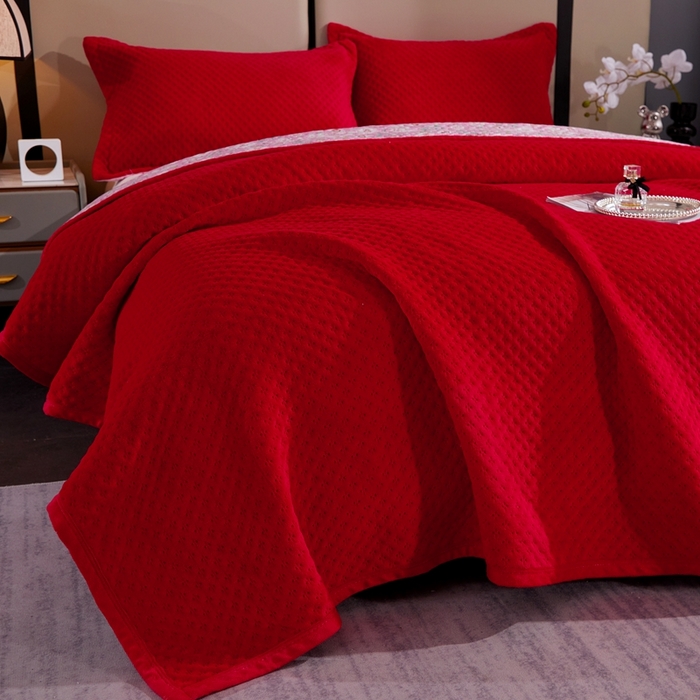 91家纺网 家纺一手货源 找家纺 晶缦家纺 2023新款华夫格牛奶绒床盖三件套 华夫格-大红