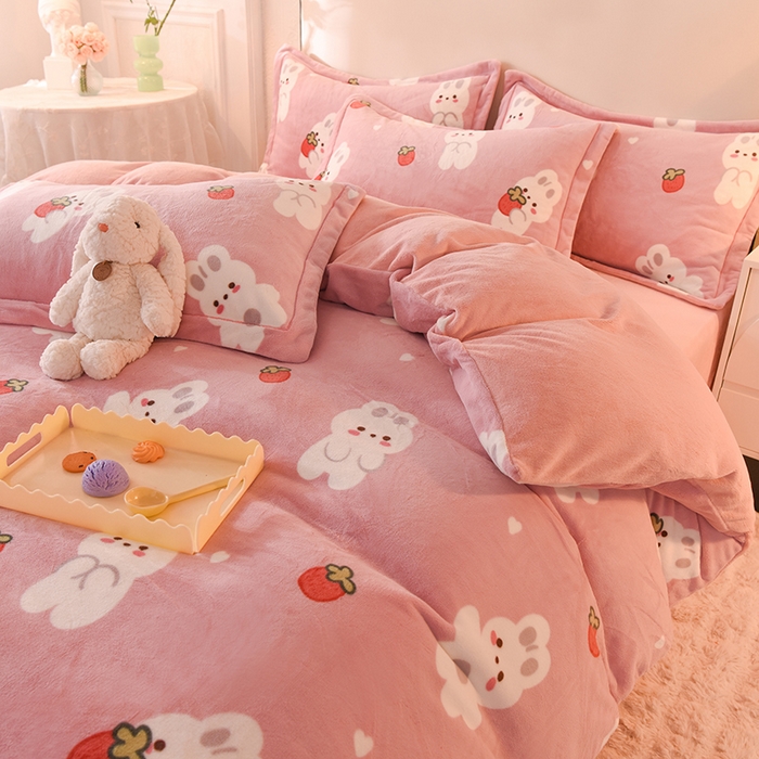 91家纺网 家纺一手货源 找家纺 简如 2025新款冰岛臻绵绒印花系列单被套牛奶绒单被套 草莓兔-苏桃粉