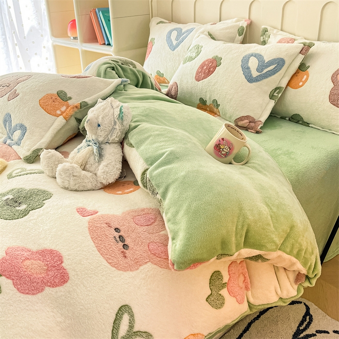 91家纺网 家纺一手货源 找家纺 苏拉家居 2023新款5D雕花雪花绒四件套 水果小熊