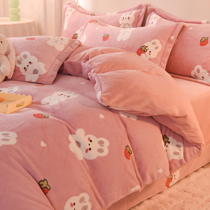 91家纺网 家纺一手货源 找家纺 简如 2025新款冰岛臻绵绒印花系列单被套牛奶绒单被套 草莓兔-苏桃粉