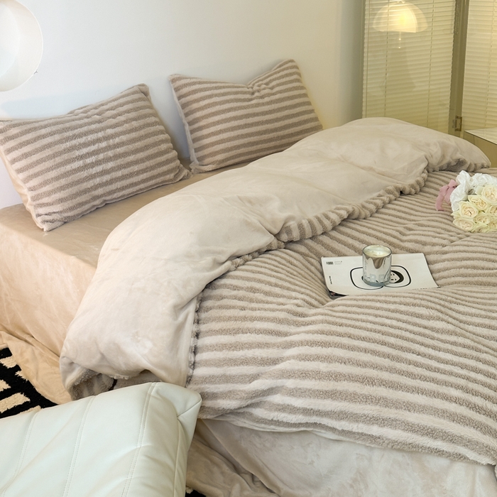 91家纺网 家纺一手货源 找家纺 玛奇朵 2023新款秋冬新品色织泰兔绒系列四件套 泰兔绒-条纹咖