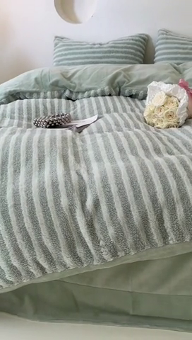 91家纺网 家纺一手货源 找家纺 玛奇朵 2023新款秋冬新品色织泰兔绒系列四件套 泰兔绒-条纹绿