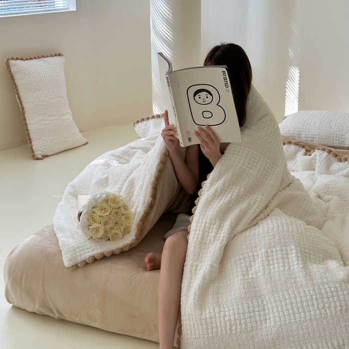 91家纺网 家纺一手货源 找家纺 玛奇朵 2023新款秋冬新品泰兔绒提花-朵以系列四件套 朵以-白