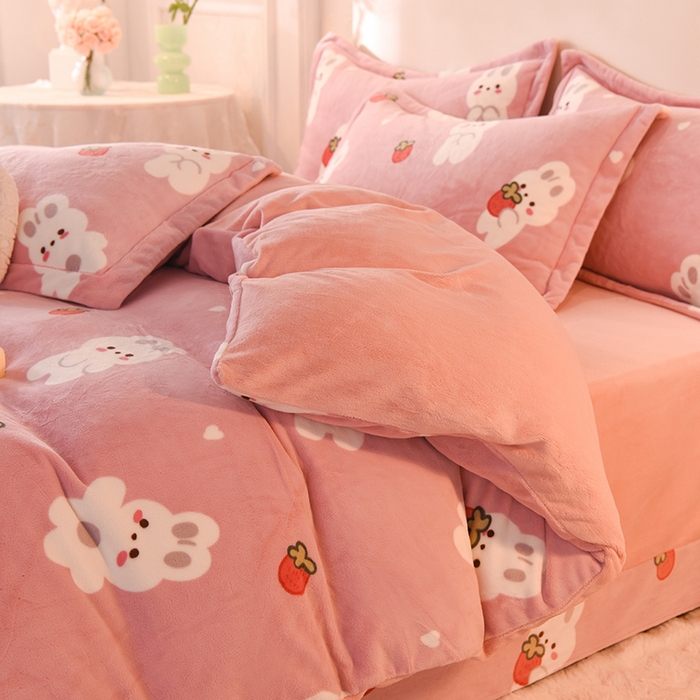 91家纺网 家纺一手货源 找家纺 简如 2025新款冰岛臻绵绒印花系列单被套牛奶绒单被套 草莓兔-苏桃粉