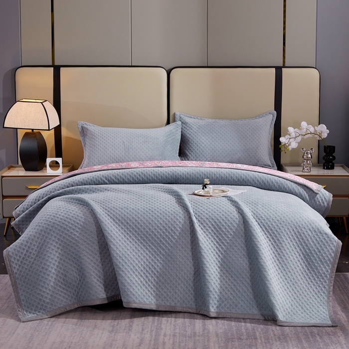 91家纺网 家纺一手货源 找家纺 晶缦家纺 2023新款华夫格牛奶绒床盖三件套 华夫格-浅灰