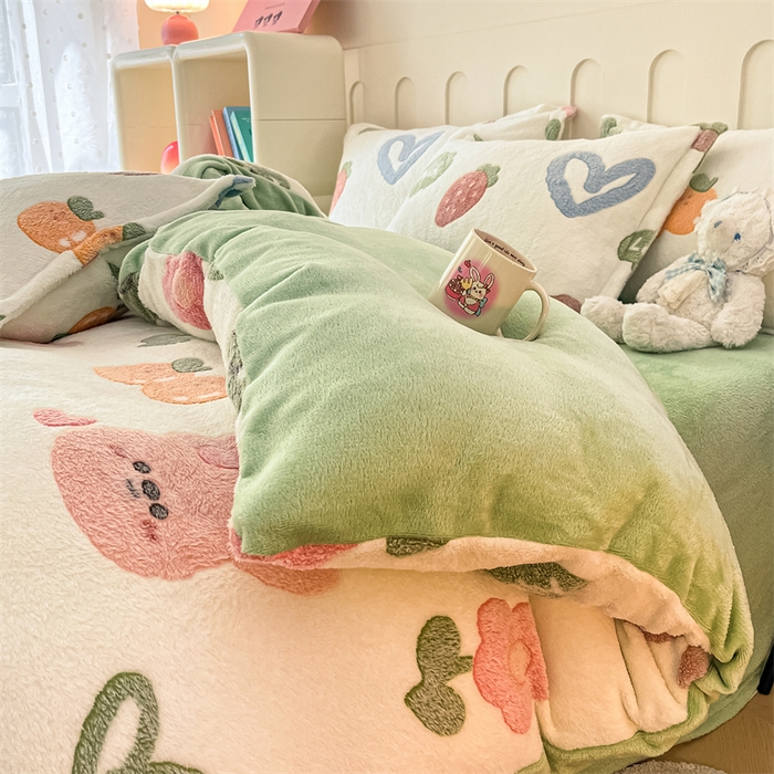 91家纺网 家纺一手货源 找家纺 苏拉家居 2023新款5D雕花雪花绒四件套 水果小熊