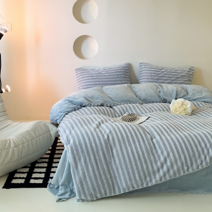 91家纺网 家纺一手货源 找家纺 玛奇朵 2023新款秋冬新品色织泰兔绒系列四件套 泰兔绒-条纹蓝