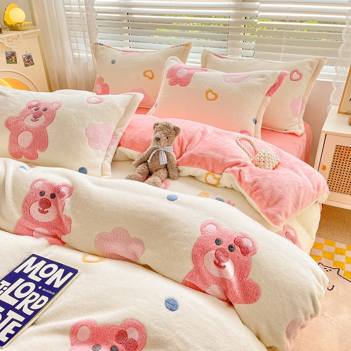 91家纺网 家纺一手货源 找家纺 苏拉家居 2023新款5D雕花雪花绒四件套 草莓熊