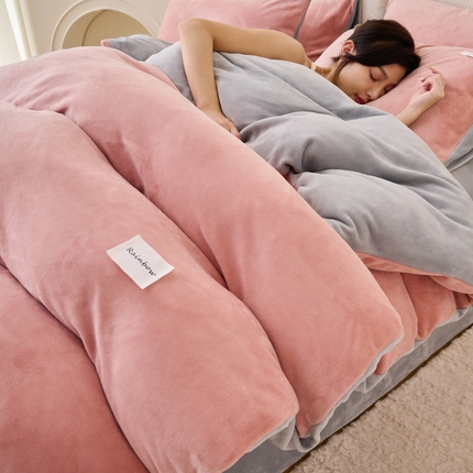 91家纺网 家纺一手货源 找家纺 晨曦 2023新款ins简约风牛奶绒双拼四件套可拆洗冬被 豆沙+浅灰