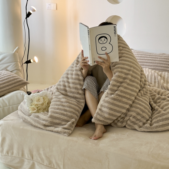 91家纺网 家纺一手货源 找家纺 玛奇朵 2023新款秋冬新品色织泰兔绒系列四件套 泰兔绒-条纹咖