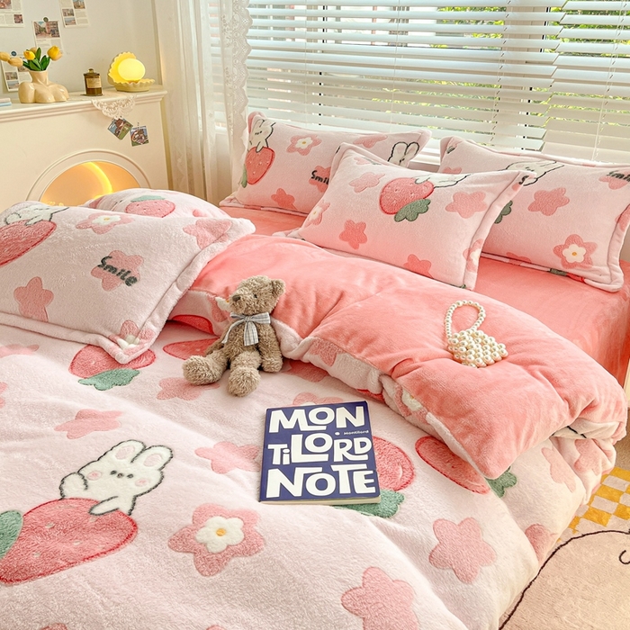 91家纺网 家纺一手货源 找家纺 苏拉家居 2023新款5D雕花雪花绒四件套 草莓兔