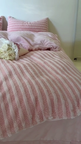 91家纺网 家纺一手货源 找家纺 玛奇朵 2023新款秋冬新品色织泰兔绒系列四件套 泰兔绒-条纹粉