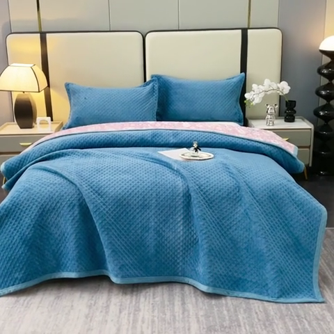91家纺网 家纺一手货源 找家纺 晶缦家纺 2023新款华夫格牛奶绒床盖三件套 华夫格-宝蓝
