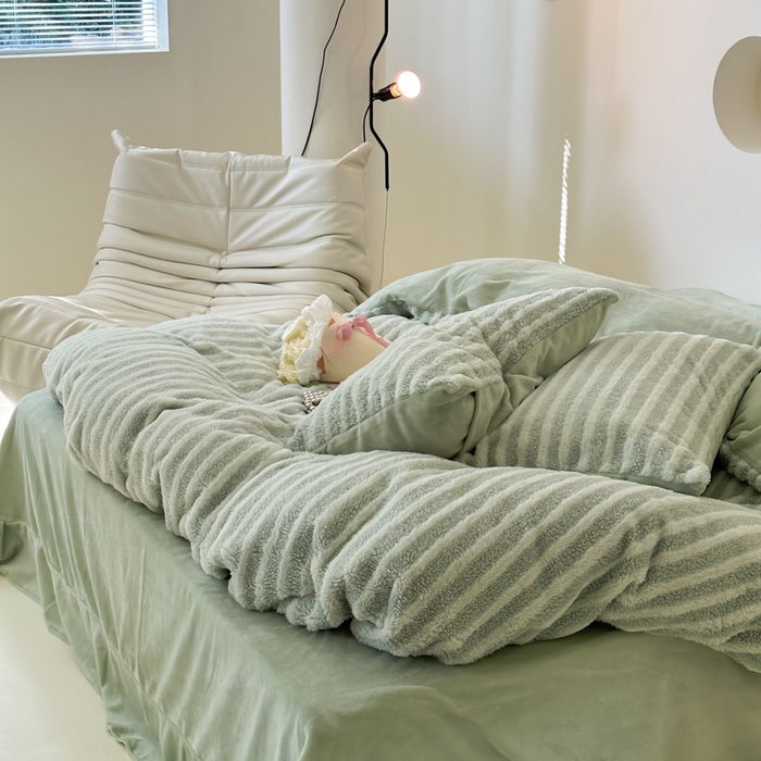 91家纺网 家纺一手货源 找家纺 玛奇朵 2023新款秋冬新品色织泰兔绒系列四件套 泰兔绒-条纹绿