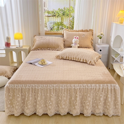 91家纺网 家纺一手货源 找家纺 （总）宜凡家纺 2023新款高克重牛奶绒绣花夹棉床裙三件套