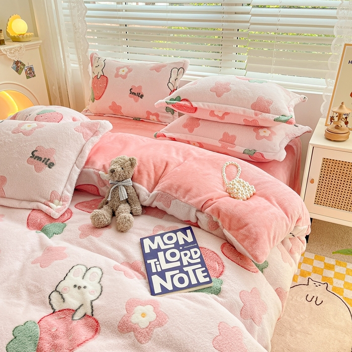 91家纺网 家纺一手货源 找家纺 苏拉家居 2023新款5D雕花雪花绒四件套 草莓兔