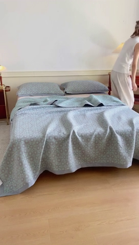 91家纺网 家纺一手货源 找家纺 棠薇 2023新款秋冬全棉三层纱床盖多功能纱布毯 太阳神湖灰