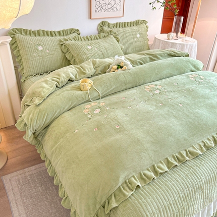 91家纺网 家纺一手货源 找家纺 宜凡家纺 2023新款高克重牛奶绒绣花夹棉床盖四件套 镜花园-抹茶绿