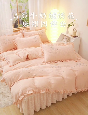 91家纺网 家纺一手货源 找家纺 （总）宜凡家纺 2023新款高克重牛奶绒绣花夹棉床裙四件套