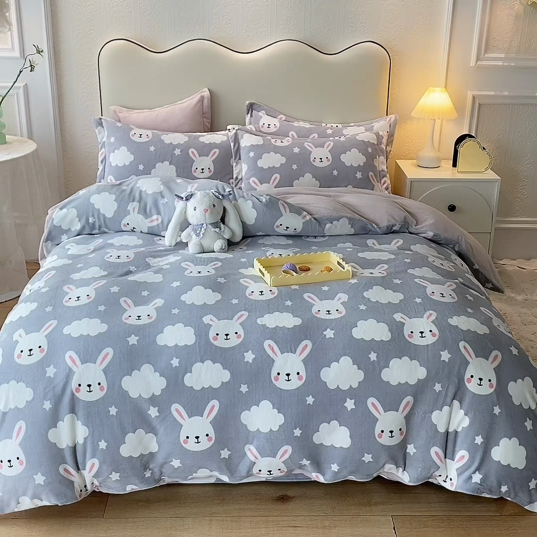 91家纺网 家纺一手货源 找家纺 简如 2025新款冰岛臻绵绒印花系列单被套牛奶绒单被套 菲菲兔