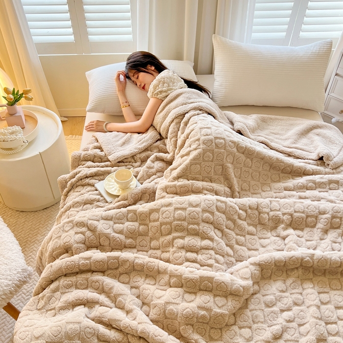 91家纺网 家纺一手货源 找家纺 欧邦 新款提花爱心款塔芙绒羊羔绒双层毛毯 米咖-同色