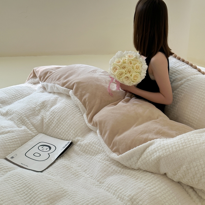 91家纺网 家纺一手货源 找家纺 玛奇朵 2023新款秋冬新品泰兔绒提花-朵以系列四件套 朵以-白