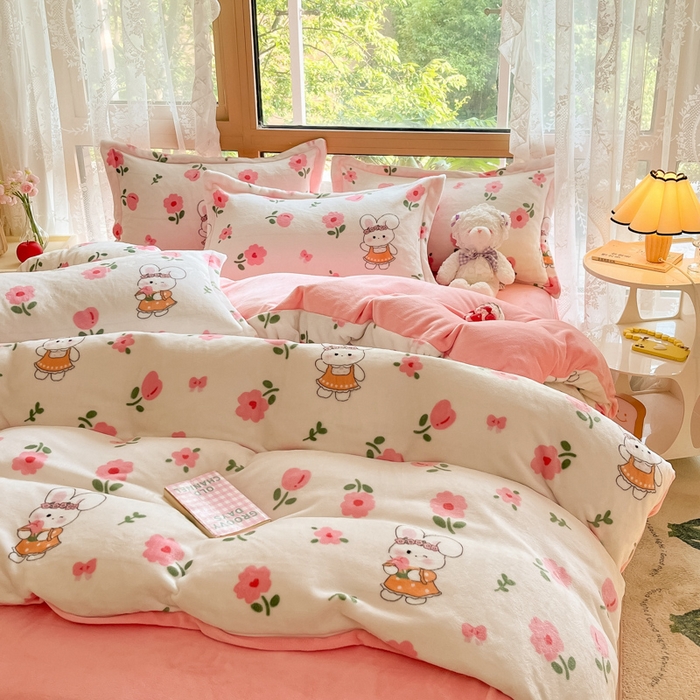 91家纺网 家纺一手货源 找家纺 慕澄家纺 2023新款小清新牛奶绒印花四件套 粉粉兔