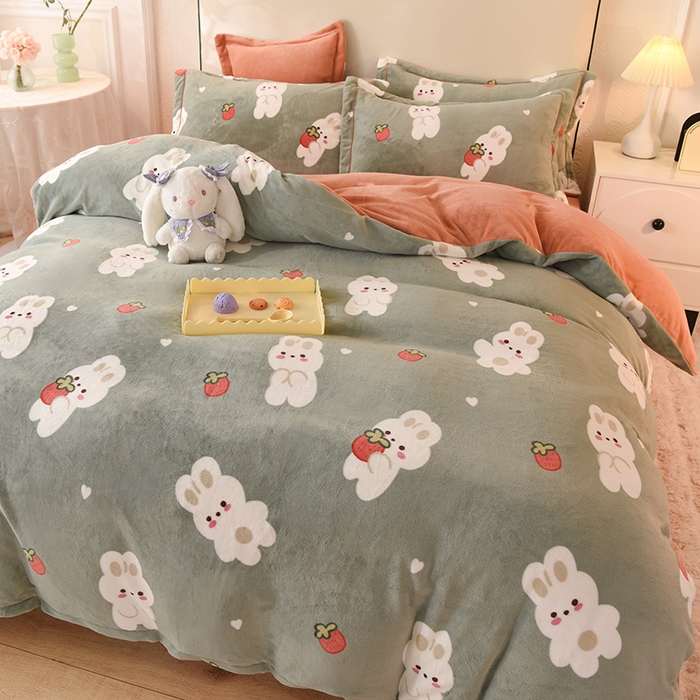 91家纺网 家纺一手货源 找家纺 2025新款冰岛臻棉绒印花系列牛奶绒小号三件套 草莓兔-绿